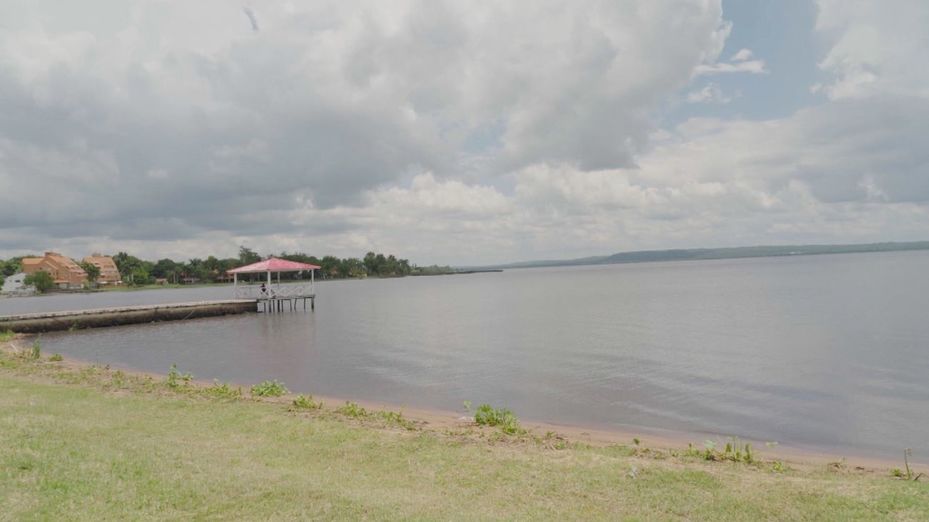 ¿Qué relación tiene el lago Ypacaraí en Paraguay con Julio Iglesias?