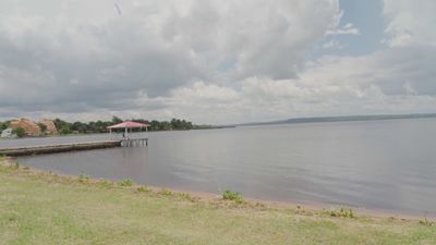 ¿Qué relación tiene el lago Ypacaraí en Paraguay con Julio Iglesias?
