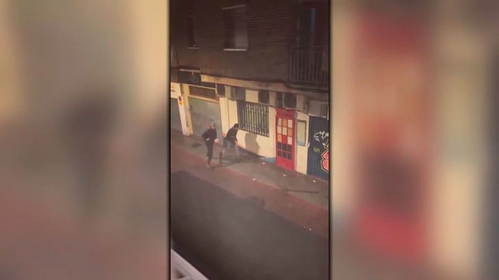 VÍDEO: Batalla campal con piedras y adoquines frente a un narcolocal en Alcorcón