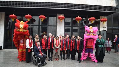 Almeida da la bienvenida al Caballo de Fuego del Año Nuevo chino: "En Madrid el trote del caballo es un galope"