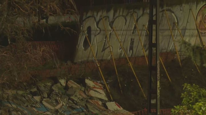 Se derrumba parte de un muro en Fuenlabrada junto a las vías de Cercanías cerca de la estación de La Serna