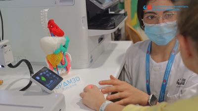 Microscopios y batas blancas: las pequeñas del Materno-Infantil descubren la ciencia