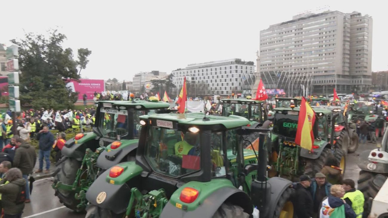 Las cinco columnas de tractores confluyen en la Plaza de Colón de Madrid