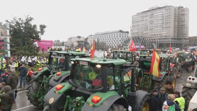 Las cinco columnas de tractores confluyen en la Plaza de Colón de Madrid