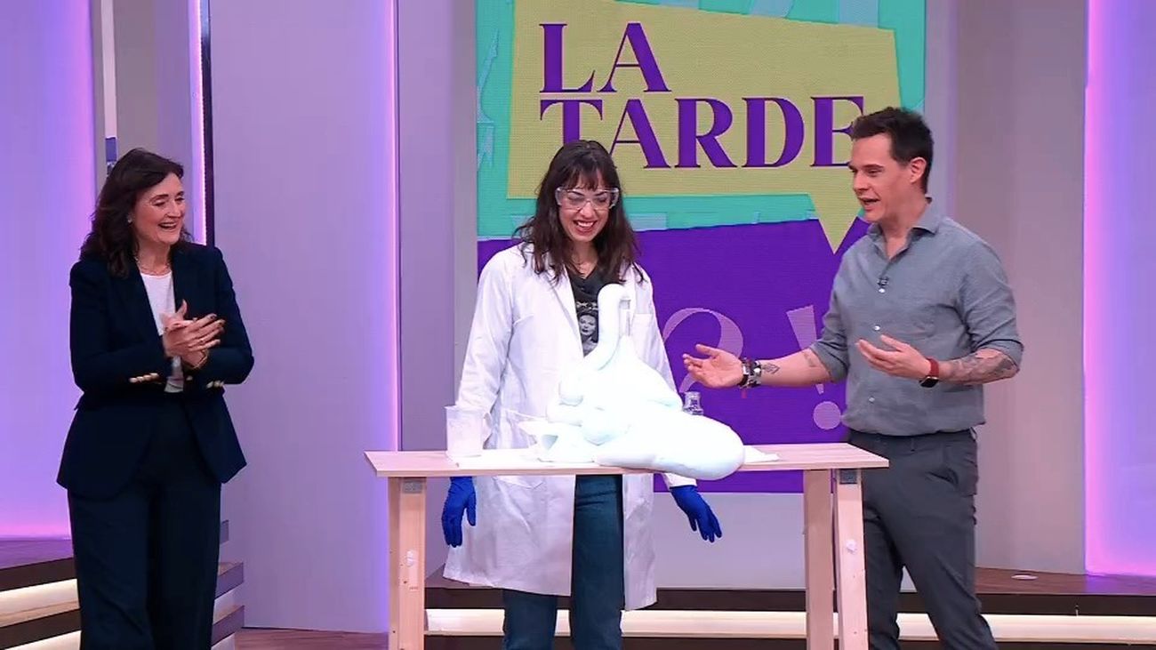 La ciencia se convierte en espectáculo con la “espuma de elefante” en directo