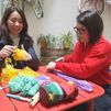Del supermercado al arte: Tania y Rita hacen ganchillo con bolsas de plástico para proteger el planeta