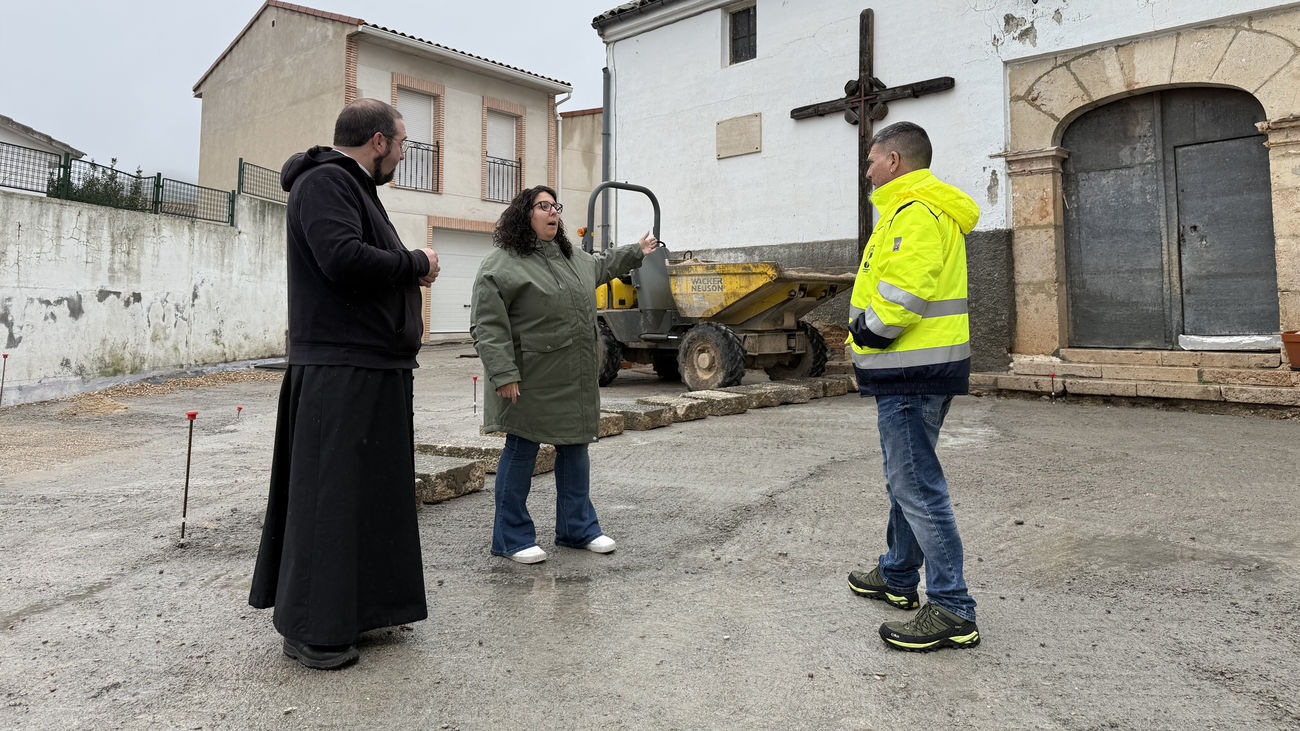 Visita municipal a las obras de remodelación de la plaza de la Iglesia, en Orusco de Tajuña