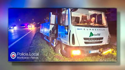 Roban un camión de Adif cargado de cobre y arrollan a un coche de Policía durante la fuga en Barcelona