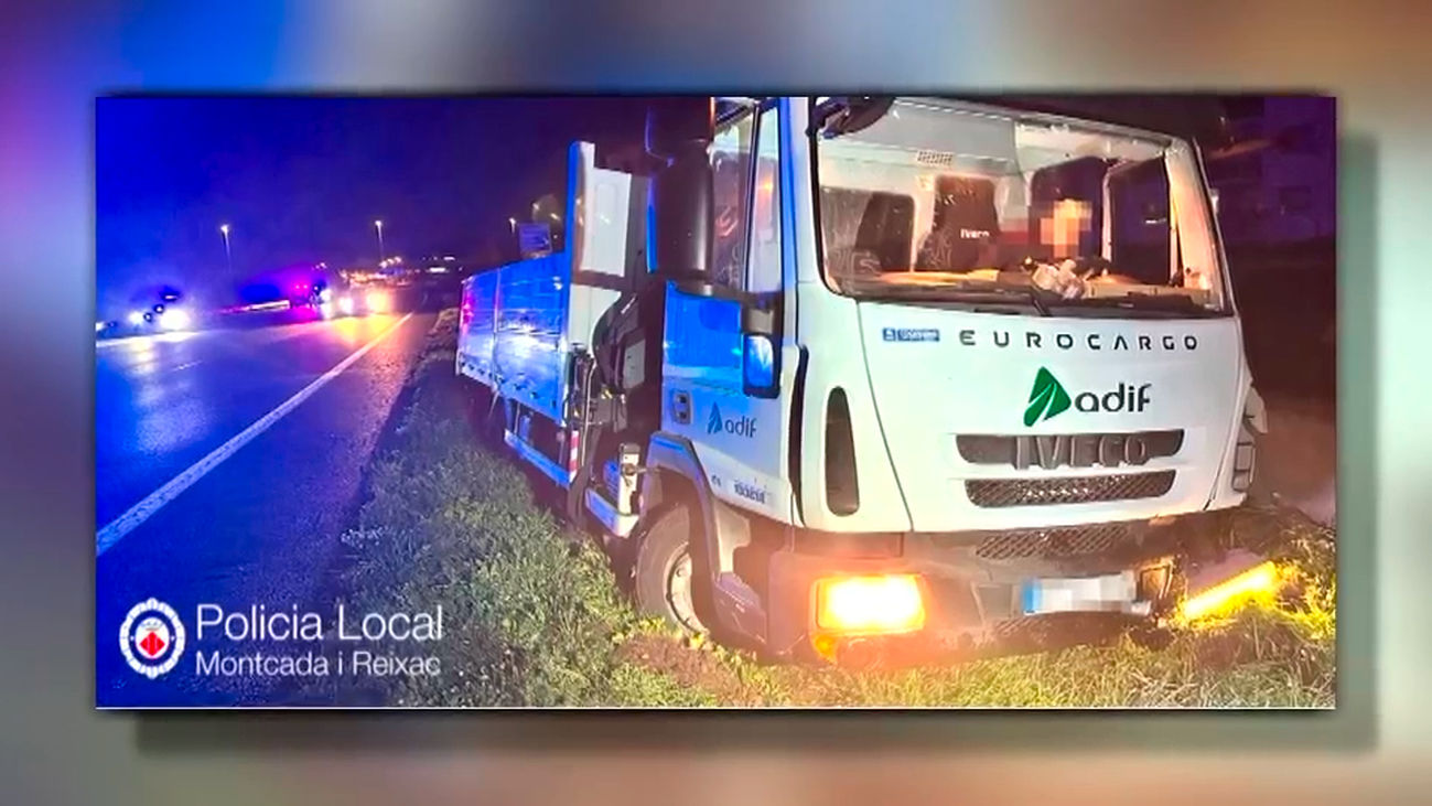Roban un camión de Adif cargado de cobre y arrollan a un coche de Policía durante la fuga en Barcelona