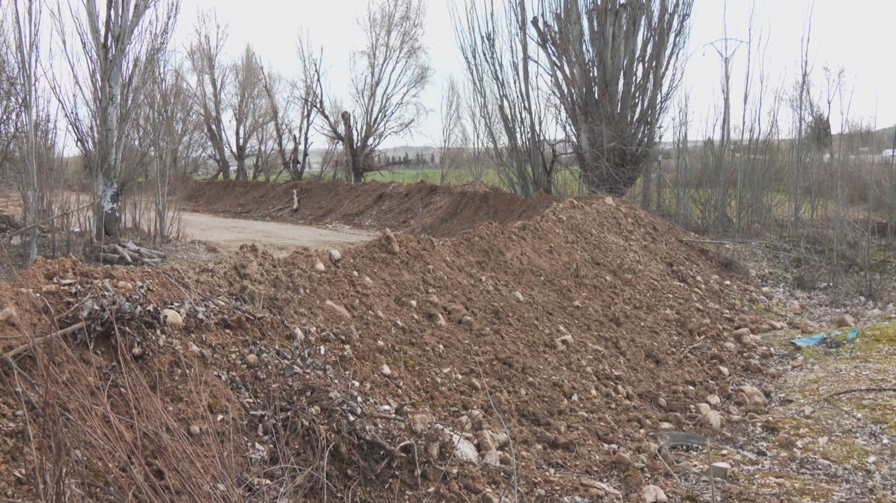 Torrejón de Ardoz construye un dique de tierra para frenar el desbordamiento del río Henares
