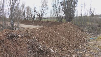 Torrejón de Ardoz construye un dique de tierra para frenar el desbordamiento del río Henares
