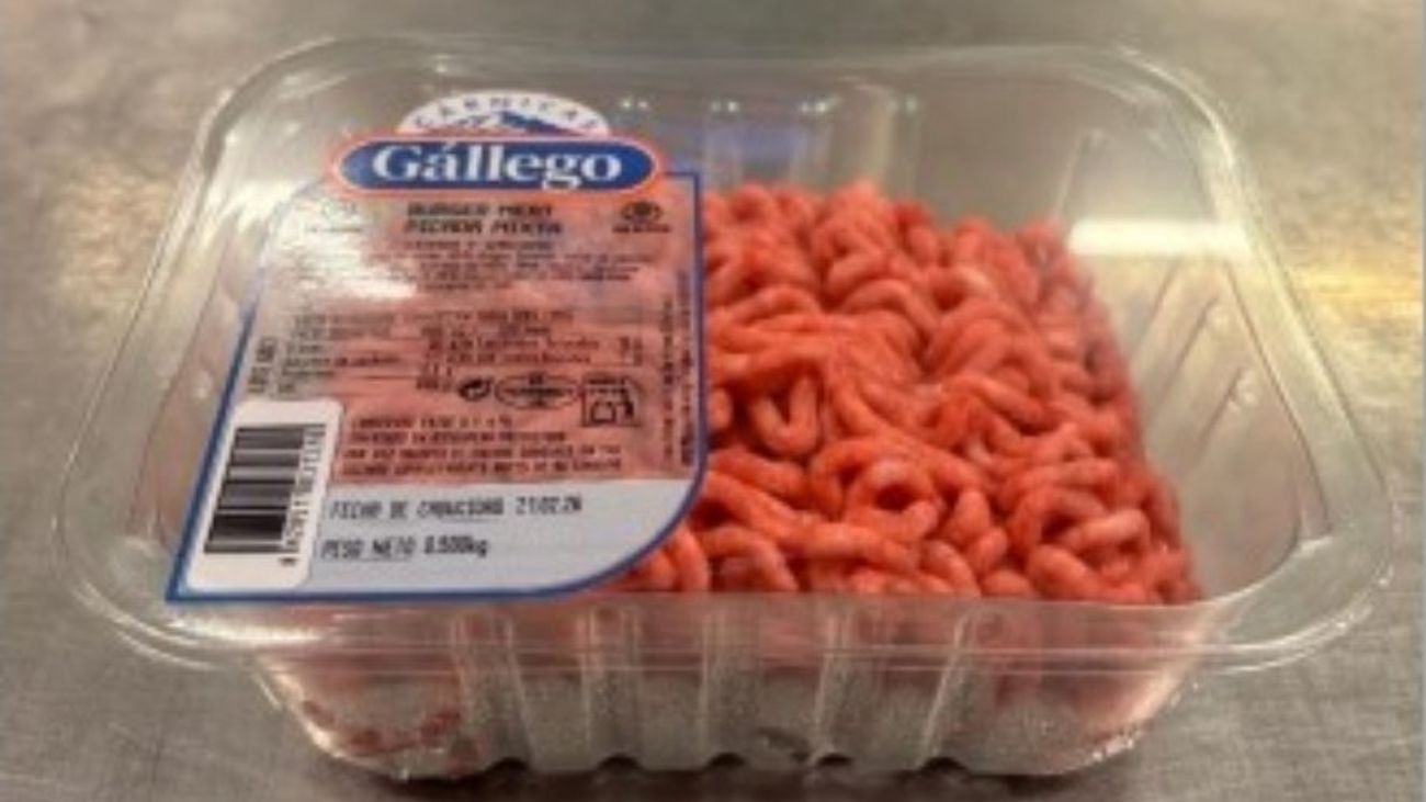 Producto cárnico afectado por la presencia de fragmentos de plástico