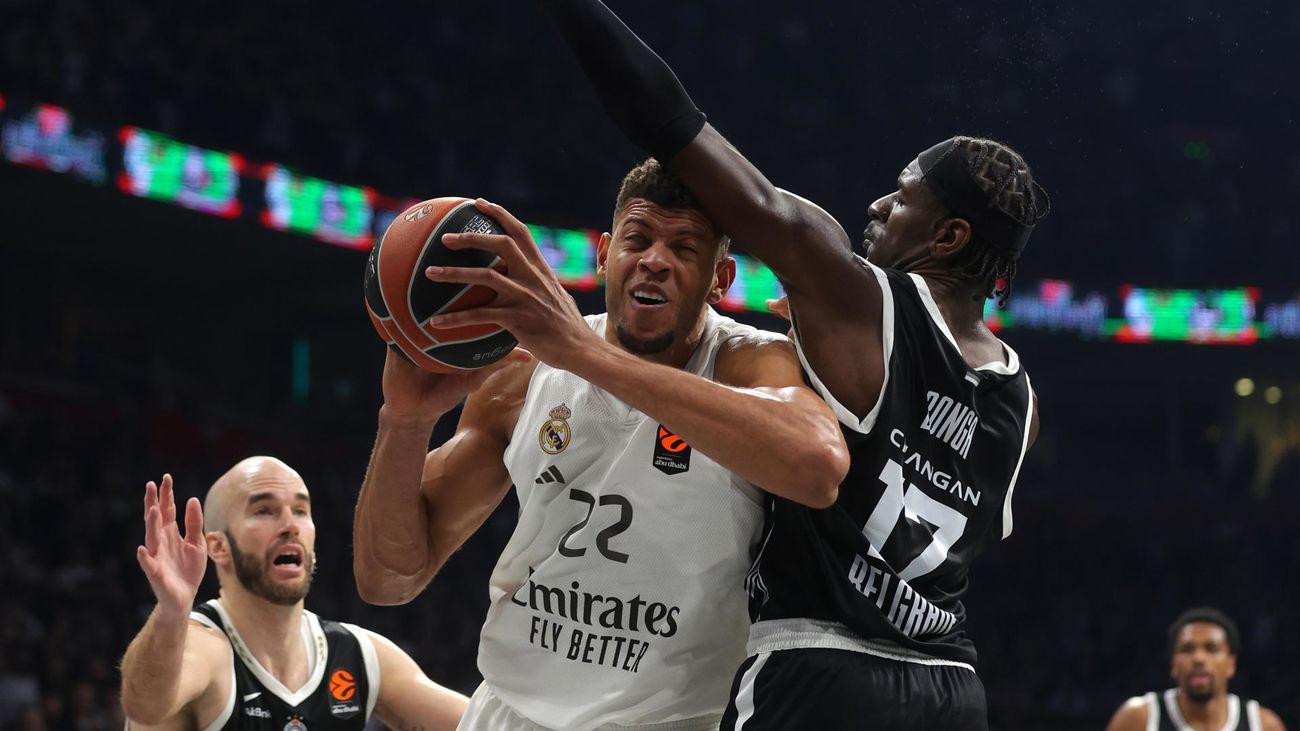 Tavares ante el Partizán