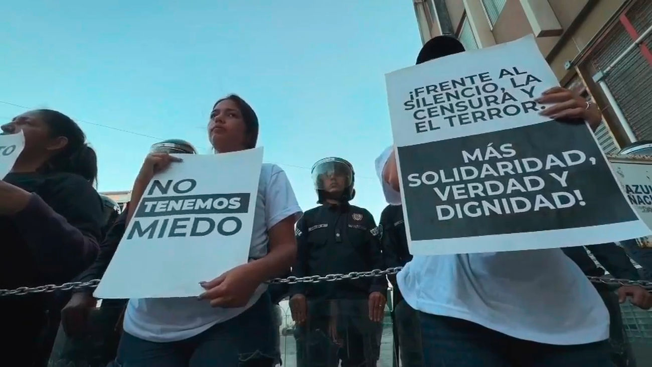 Protestas y tensión en Caracas: familiares de presos políticos se encadenan tras el aplazamiento de la amnistía