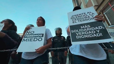 Protestas y tensión en Caracas: familiares de presos políticos se encadenan tras el aplazamiento de la amnistía