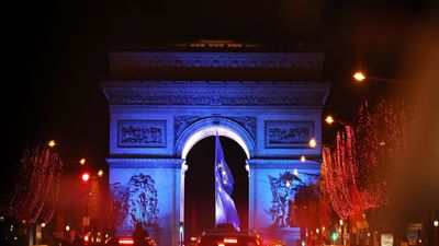 Muere el hombre que intentó atacar a gendarmes en el Arco del Triunfo de París