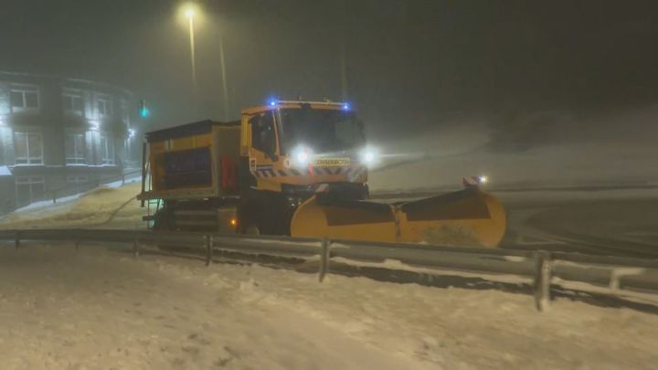 Maquina quita nieve en Navacerrada