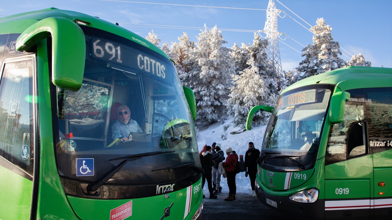Dos autobuses en el Puerto de Cotos