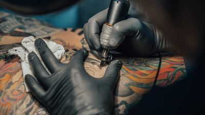 Sanidad ordena retirar tintas de tatuaje y maquillaje permanente por contener productos no autorizados
