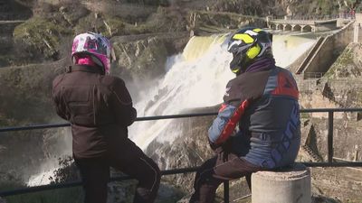 El desembalse de la presa de El Villar, un espectáculo que atrae a muchos visitantes