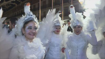 Torrejón de Ardoz celebra el carnaval a ritmo de King África y comiendo sardinas