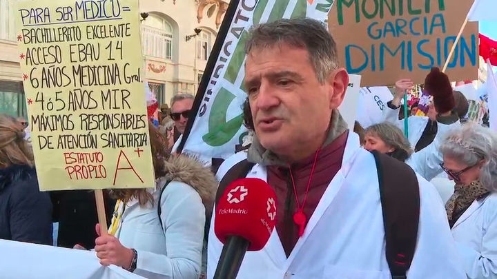 Miles de médicos  piden en Madrid la dimisión de Mónica García y avisan de más paros