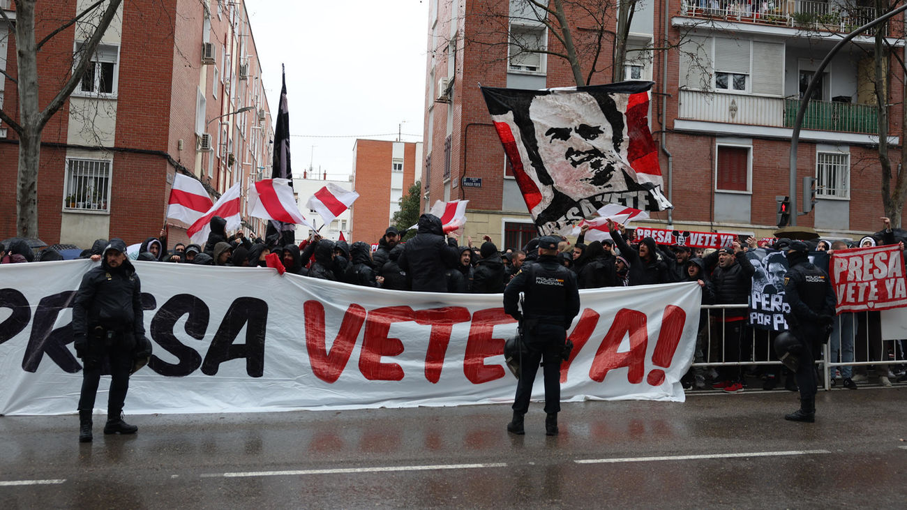 La afición del Rayo se manifiesta para pedir la "inhabilitación" de Martín Presa