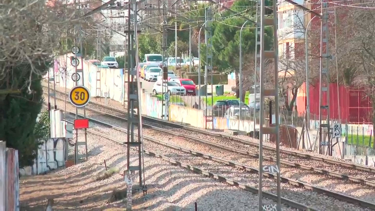Denuncian el mal estado de las Cercanías en Fuenlabrada tras la caída de un muro la semana pasada