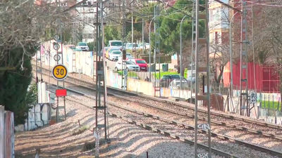 Denuncian el mal estado de las Cercanías en Fuenlabrada tras la caída de un muro la semana pasada