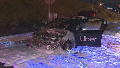 Arde un coche VTC en la M-13 de Madrid y el incendio obliga a intervenir a los bomberos