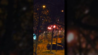 Un aparatoso incendio calcina cuatro contenedores junto al Centro Comercial Bulverar de Getafe