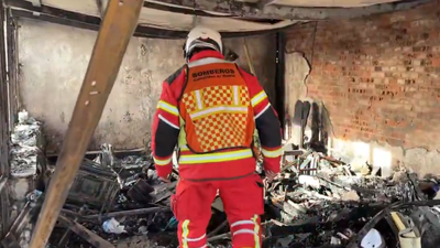 Un incendio destruye completamente un ático en Alcobendas
