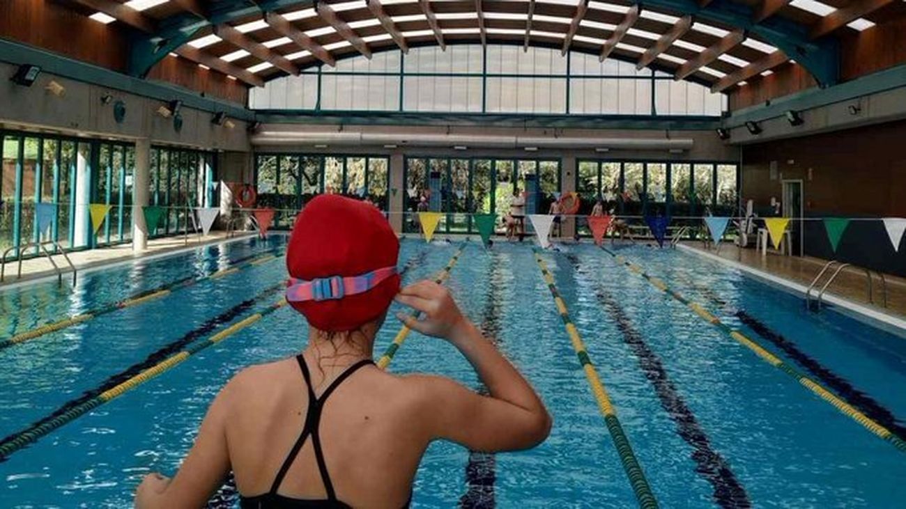 Una bañista en el interior de la piscina de Moralzarzal
