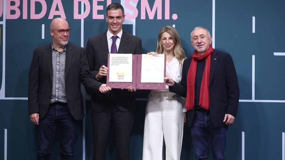 Pedro Sánchez preside la firma de la subida del SMI pactado por Yolanda Díaz sin los empresarios