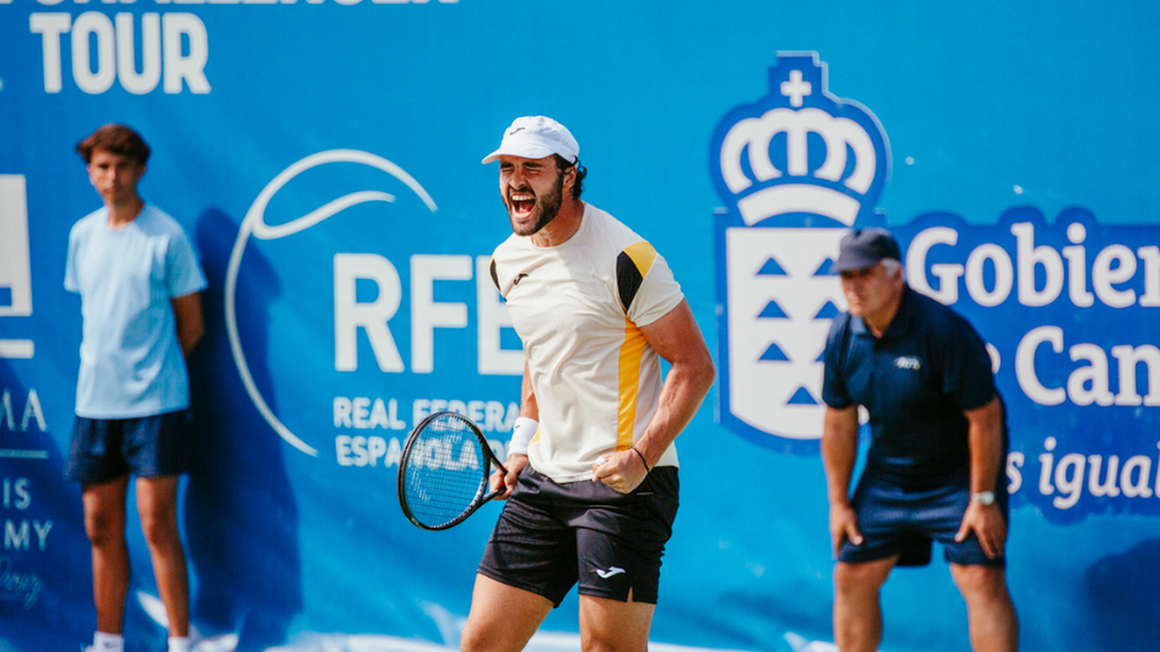 Alcaraz vence a Rinderknech, alcanza 150 victorias en pista dura y pasa a octavos en Doha