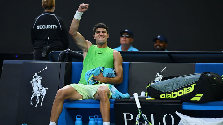 Alcaraz vence a Rinderknech, alcanza 150 victorias en pista dura y pasa a octavos en Doha