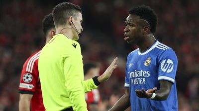 Vinicius acusa a Prestianni de llamarle "mono" y el árbitro para el partido 10 minutos