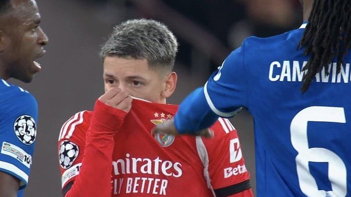 Gianluca Prestianni llamó a Vinicius mono tapándose la boca para que la cámara no lo viera / TWITTER