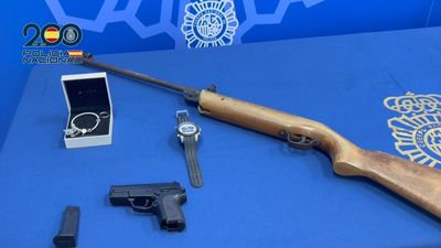 Se hacen pasar por repartidores y asaltan una joyería en Vicálvaro: robaron 180 piezas en solo diez minutos