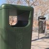 Madrid instalará 2.000 papeleras XXL en sus parques: más capacidad y boca ampliada