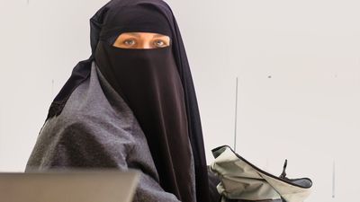 Alcalá de Henares veta el acceso a edificios municipales con el rostro cubierto, como con el nicab o el burka
