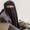 Alcalá de Henares veta el acceso a edificios municipales con el rostro cubierto, como con el niqab o el burka