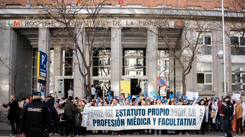 Segunda jornada de huelga de médicos: se han concentrado frente al Hospital La Princesa de Madrid