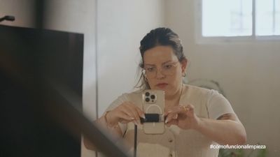 Estela, la influencer que arrasa en redes con trucos de limpieza para el hogar