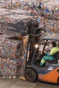 ¿Cómo se transforman los envases en nuevos recursos útiles?