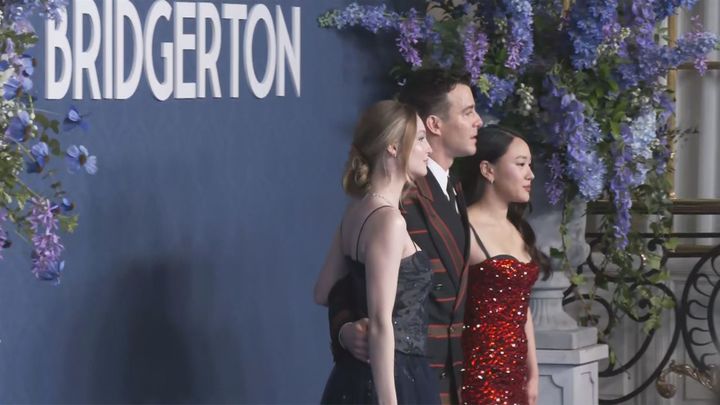 'Los Bridgerton' conquistan el Real Casino de Madrid con un baile de máscaras