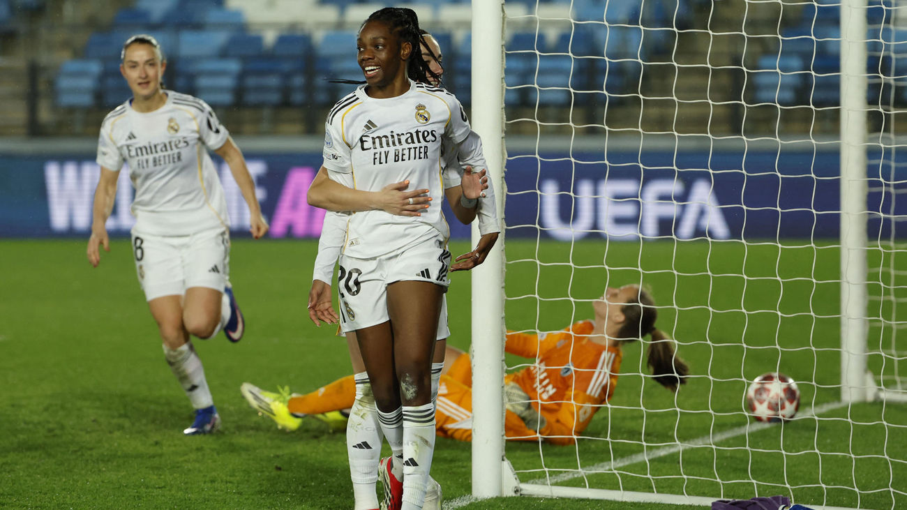 Naomi Feller ante el París FC