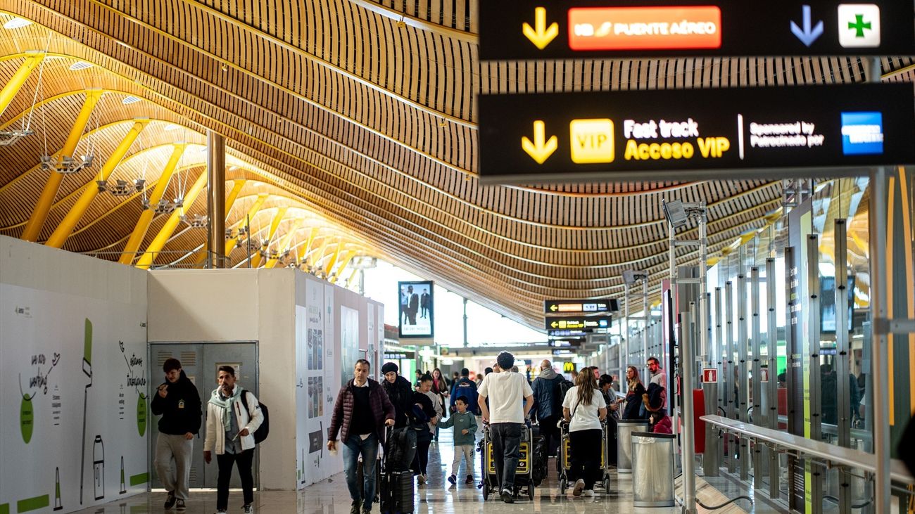Viajeros en el Aeropuerto Adolfo Suárez Madrid-Barajas