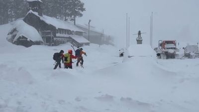Hallan muertos a 8 esquiadores y uno más está desaparecido tras una avalancha en California