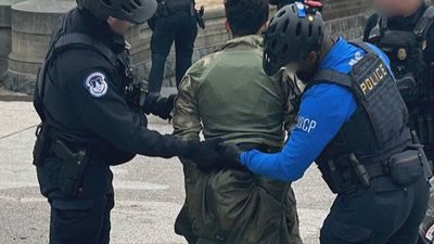Detienen a un hombre armado en EEUU con una escopeta tras correr hacia el Capitolio